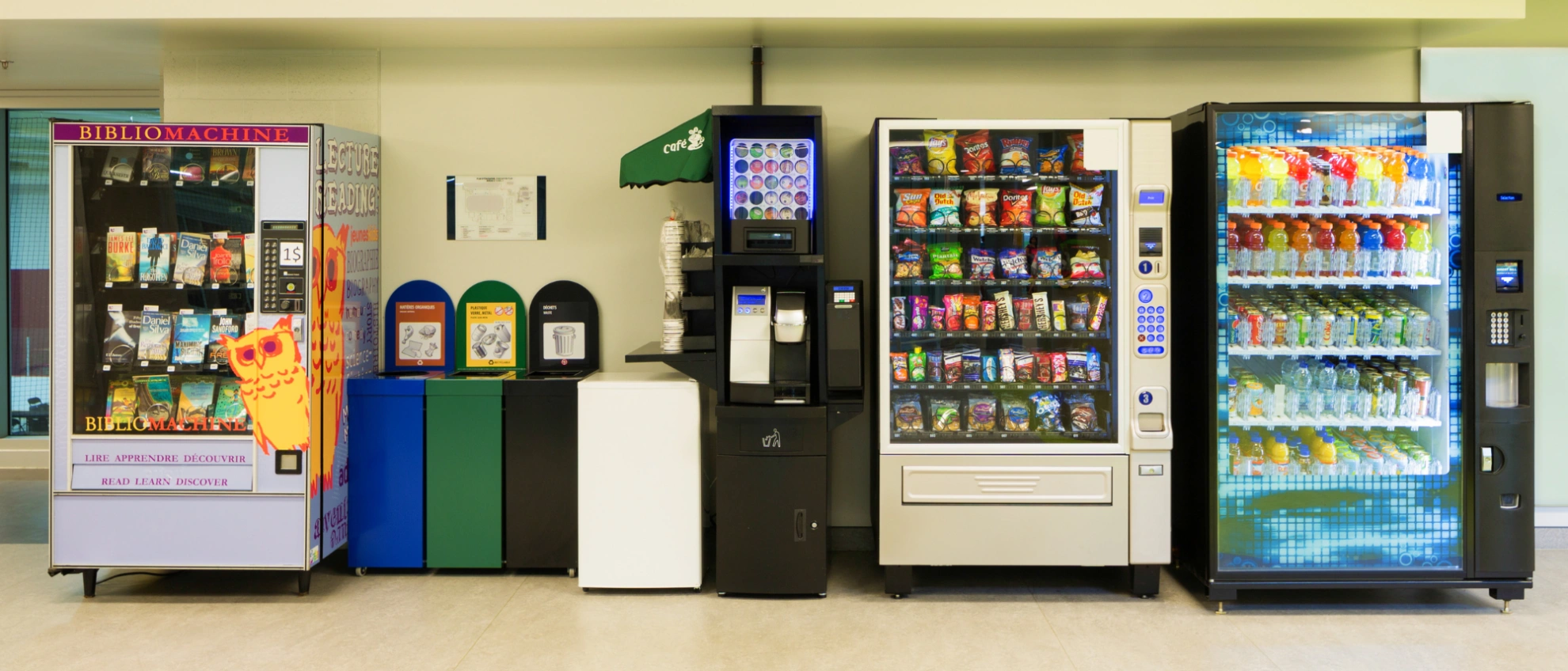 Vending-Bereich in öffentlichem Gebäude Mehrere moderne Verkaufsautomaten nebeneinander in einem öffentlichen Aufenthaltsbereich