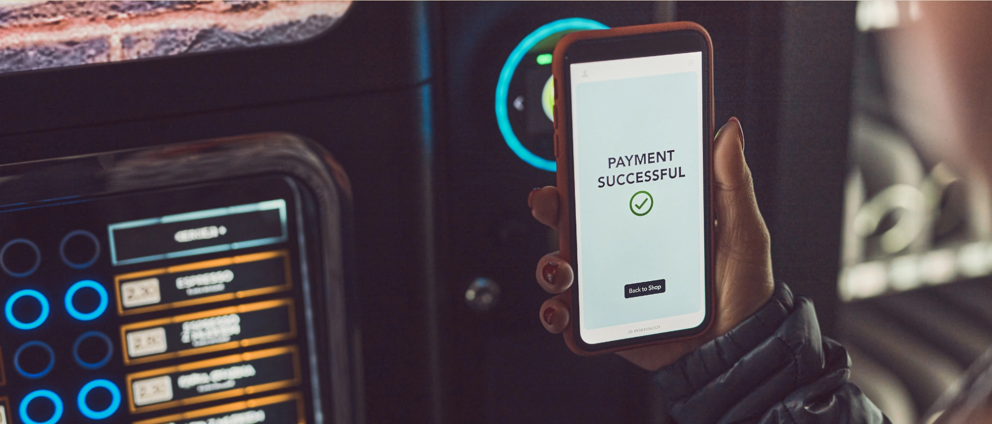 Digitale Zahlung am Automaten Smartphone mit Zahlungs-App wird an ein Terminal an einem Automaten gehalten