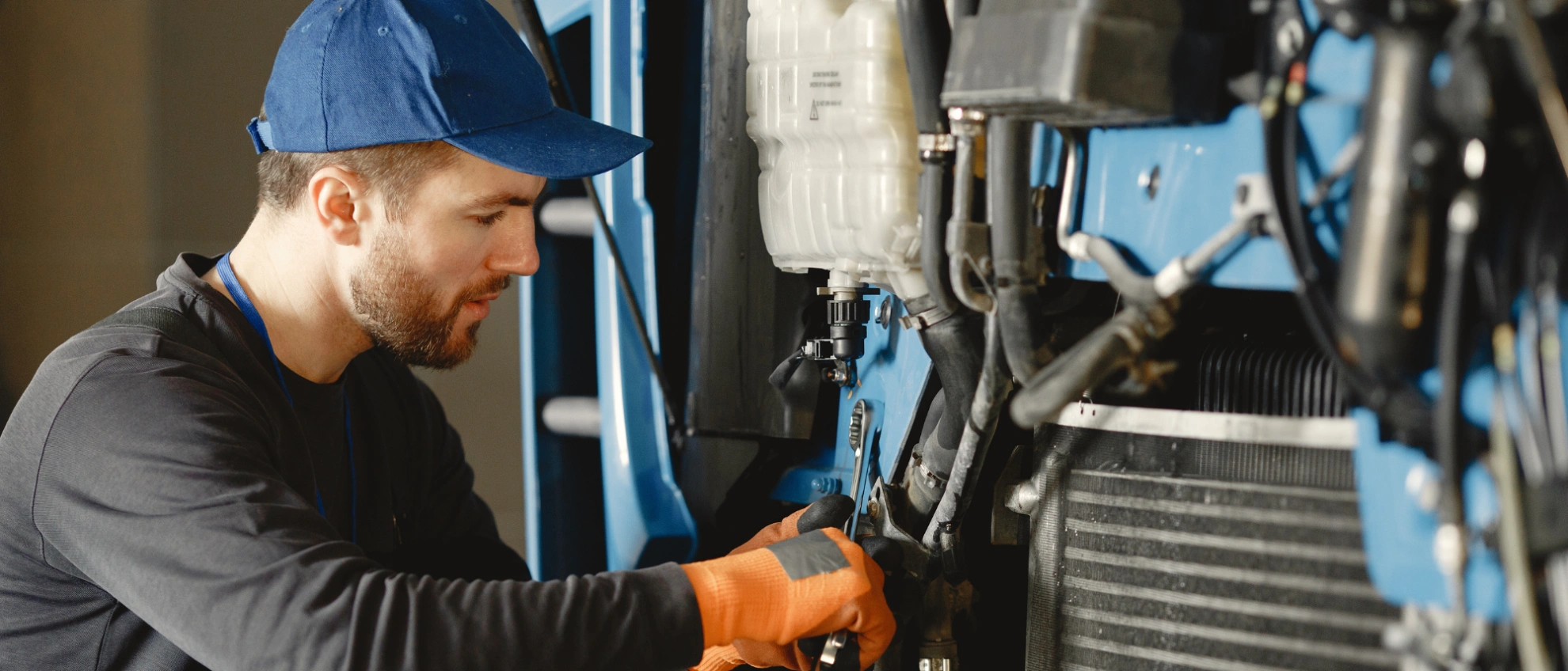 Wartung eines Verkaufsautomaten Techniker prüft die Technik im Inneren eines Verkaufsautomaten in Arbeitskleidung