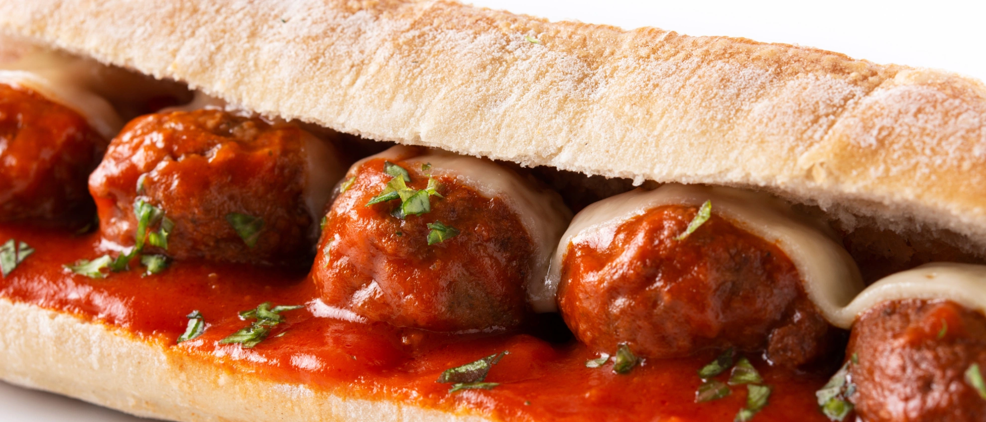 Meatball-Sub mit Tomatensauce Sandwich mit Fleischbällchen in Tomatensauce, inspiriert von Subway