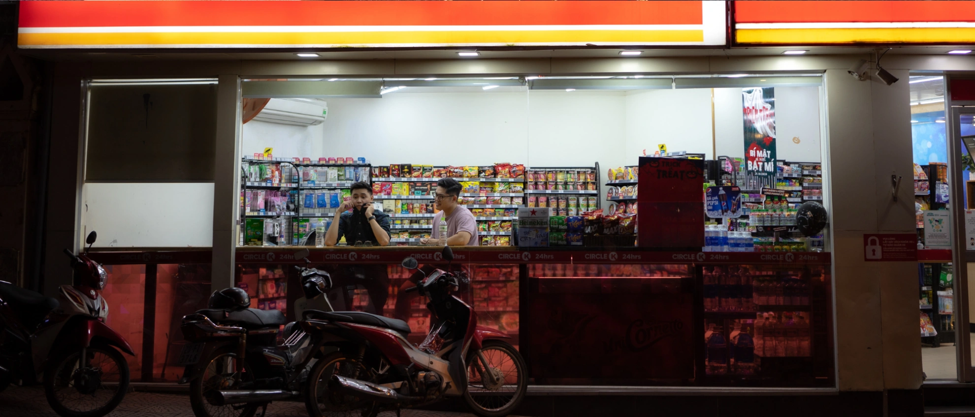 Convenience-Store bei Nacht Leuchtende Filiale am Abend – Symbol für weltweite Franchise-Präsenz