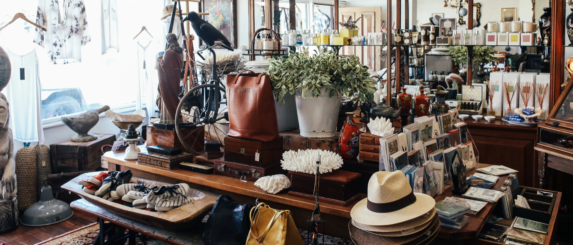 Übersicht über ein gemütliches Ladengeschäft mit Hüten, Blumen und WohnaccessoiresFrische und Regionalität auf dem Wochenmarkt