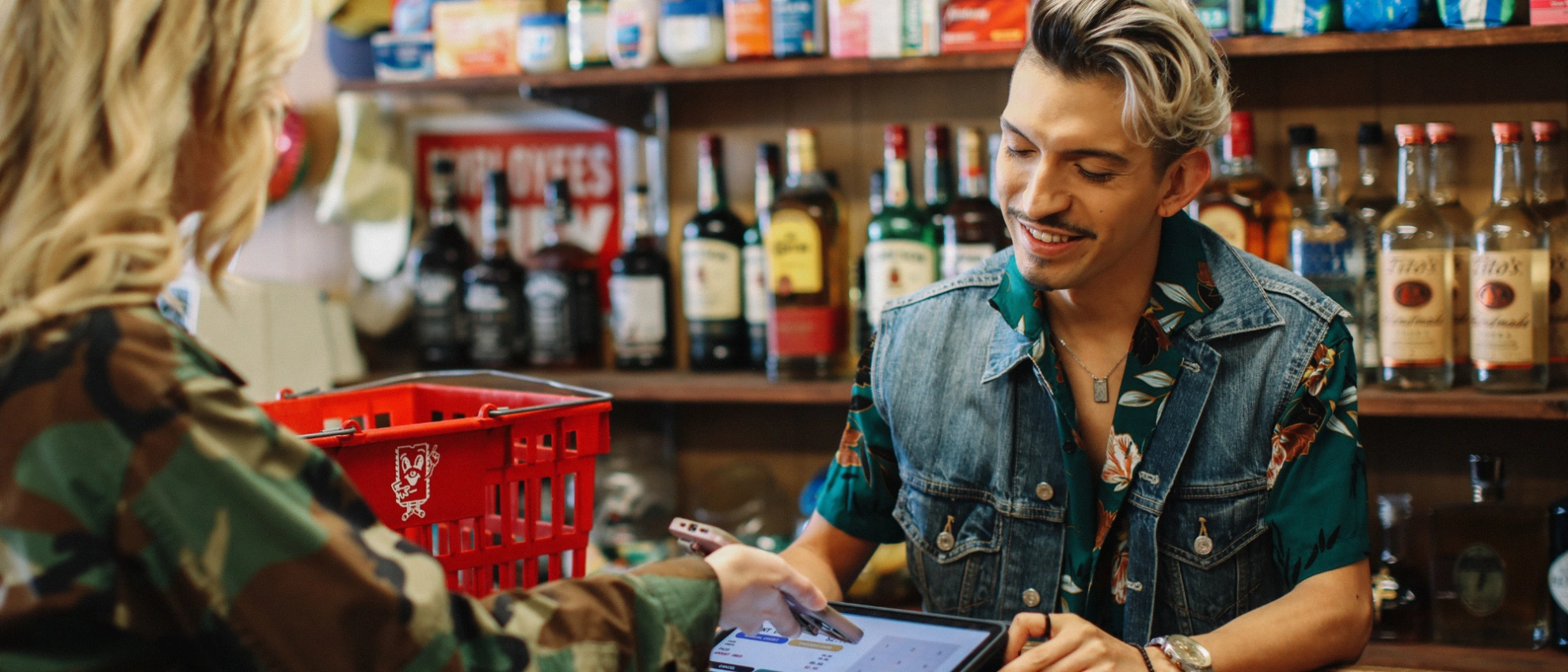Eine Kundin bezahlt kontaktlos und modern im klassischen Späti