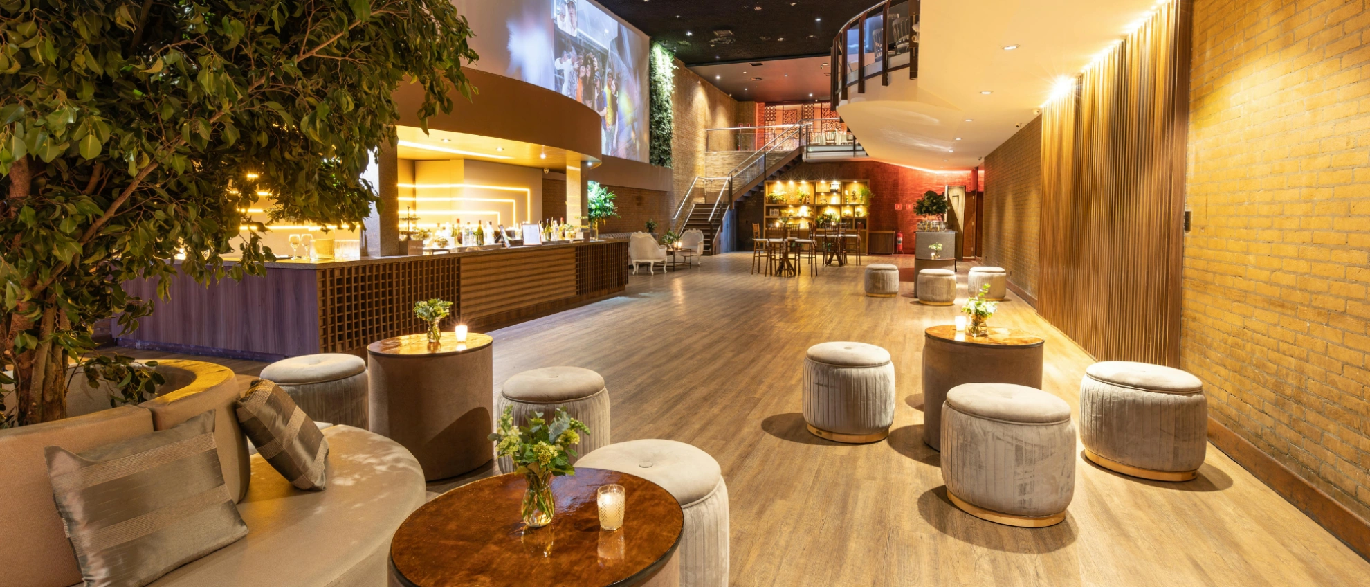 Leere Hotelbar mit stilvoller Einrichtung, Hockern und gedimmter Lichtstimmung