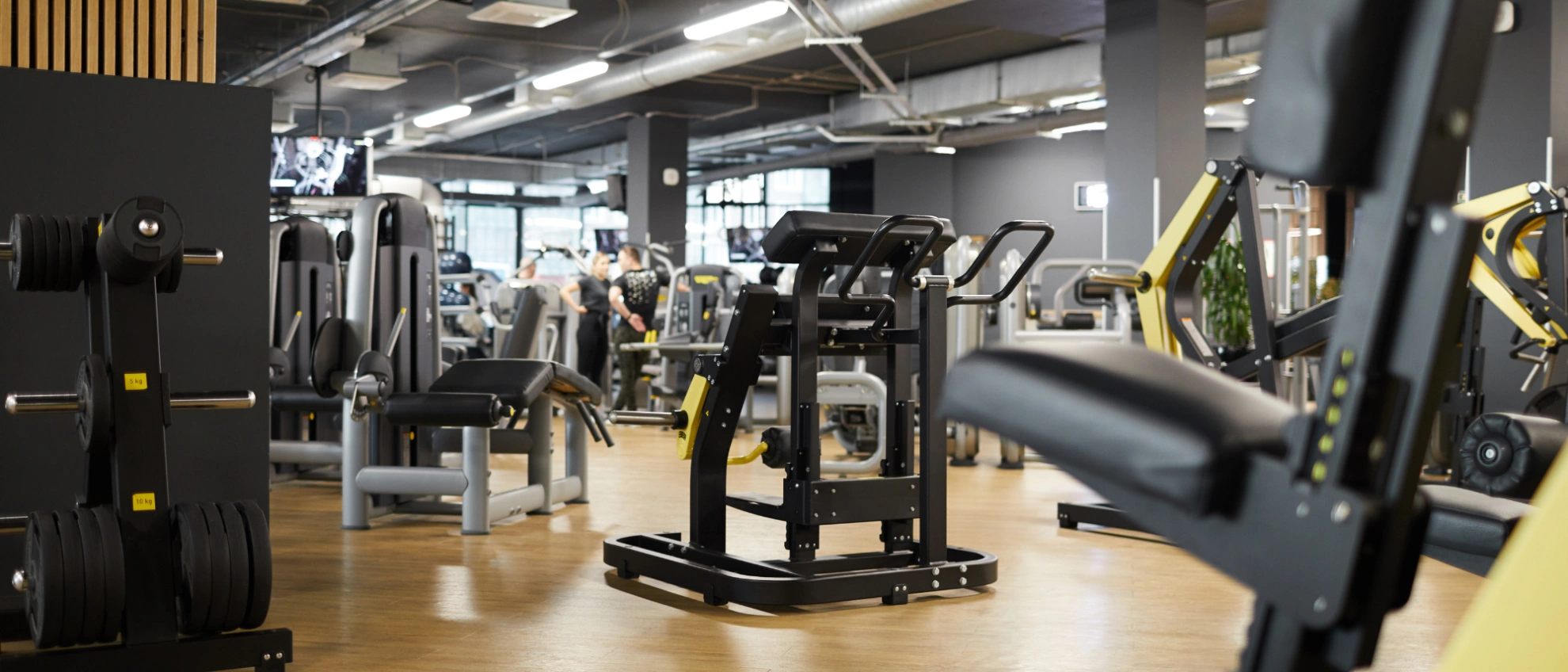 Leeres Fitnessstudio mit modernen Geräten Blick in einen hellen Trainingsraum mit modernen Kraft- und Ausdauergeräten