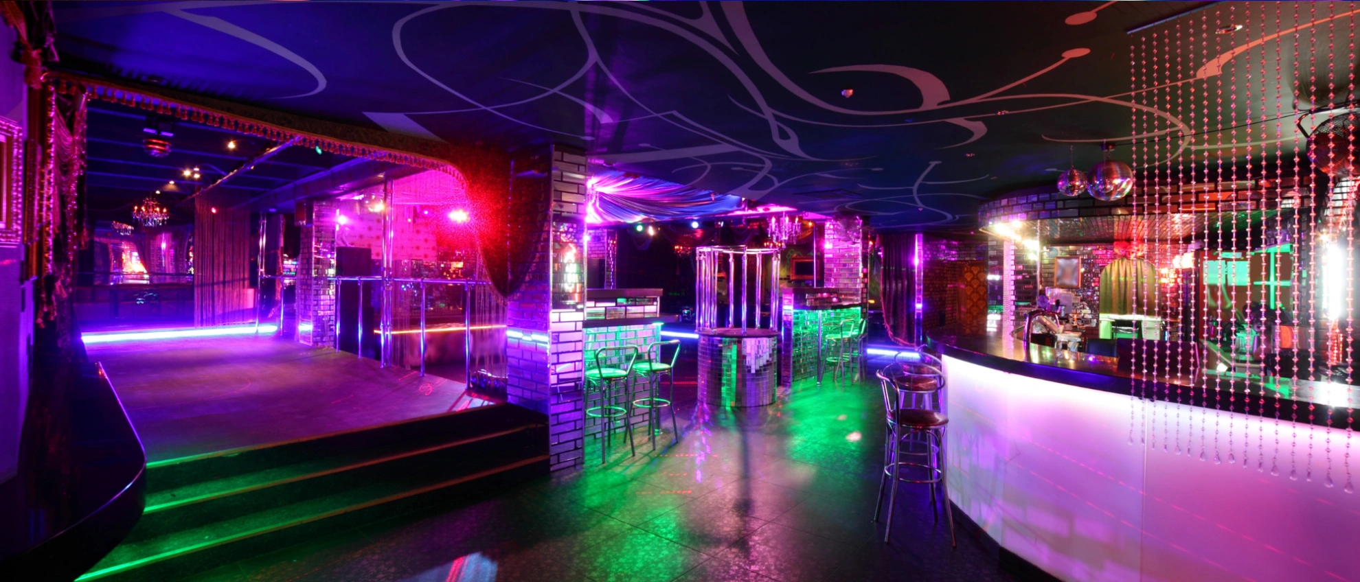 Moderner Nachtclub mit futuristischem Lichtkonzept und leerer Tanzfläche