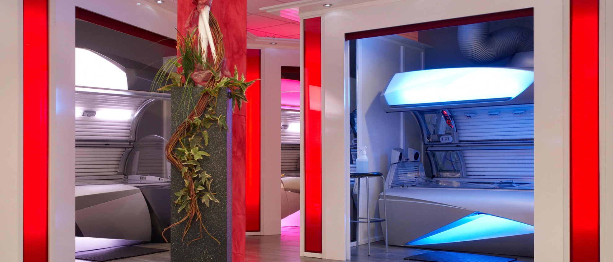 Zwei offene Solariumkabinen in einem modern eingerichteten Sonnenstudio