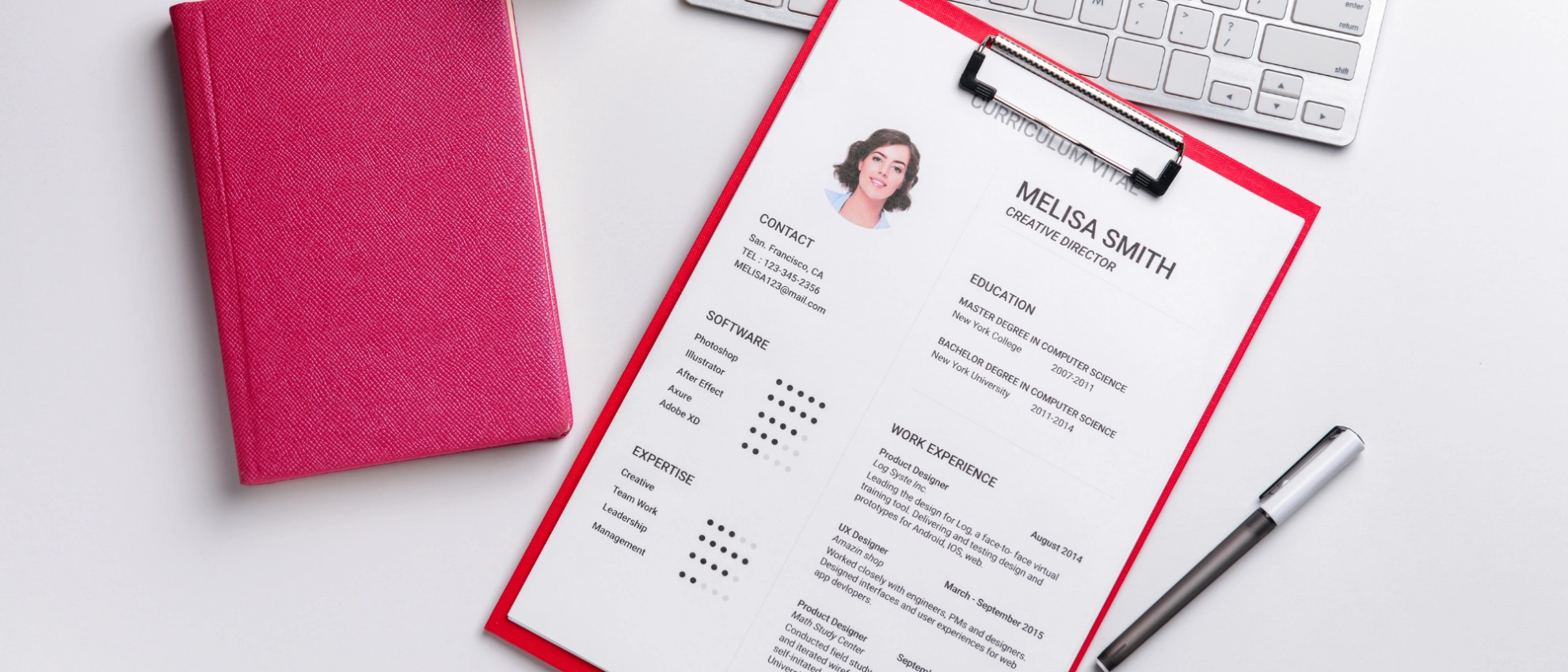 Bewerbungsmappen und Lebensläufe im Überblick Lebenslauf, Motivationsschreiben und Bewerbungsunterlagen liegen auf einem Tisch bereit