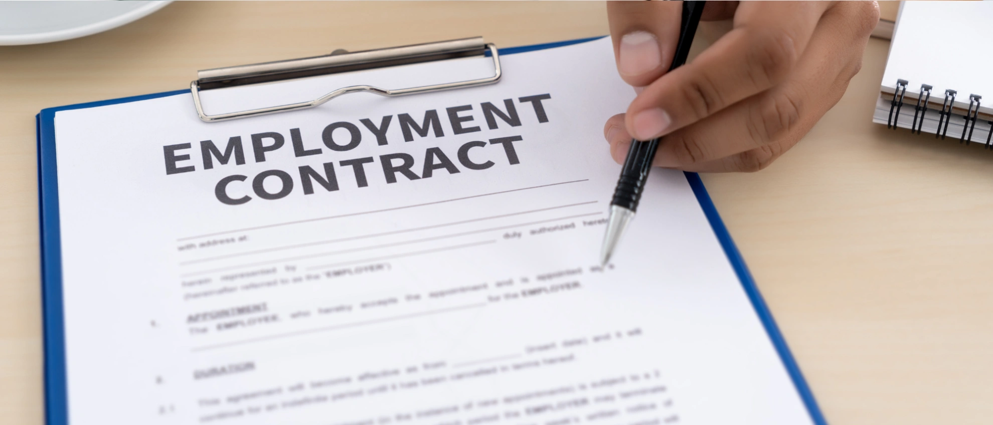 Unterzeichnung des Arbeitsvertrags Nahaufnahme eines „Employment Contract“, der mit einem Stift unterschrieben wird