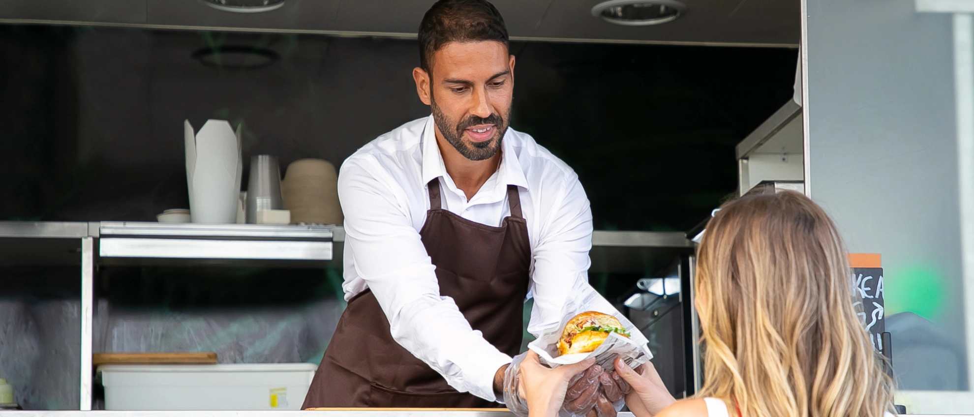 Kunde am Foodtruck