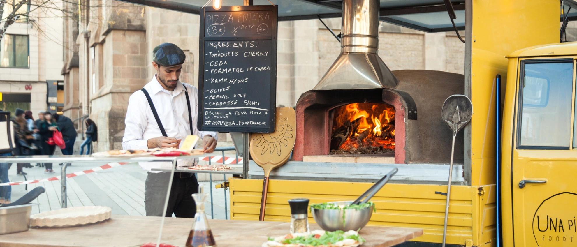 Pizza im gelben Foodtruck