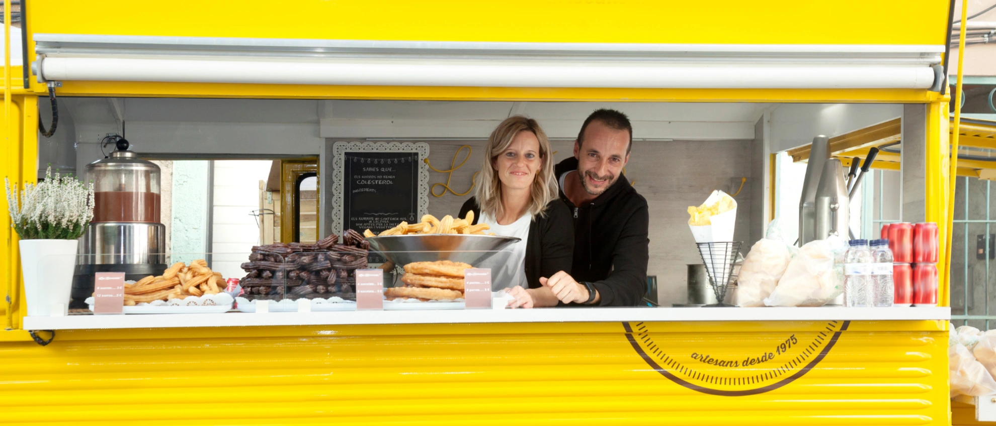 Zwei Personen im Kaffeewagen